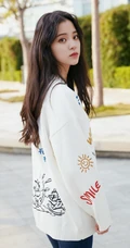 欧阳娜娜简单随性休闲白衣牛仔裤现身街头写真图片