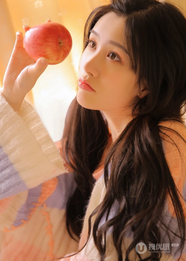 和最爱零食作伴的双马尾清甜少女毛衣短裤室内写真