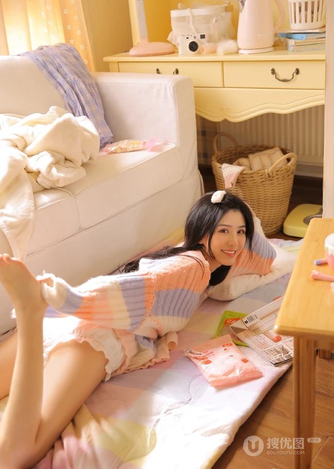 和最爱零食作伴的双马尾清甜少女毛衣短裤室内写真