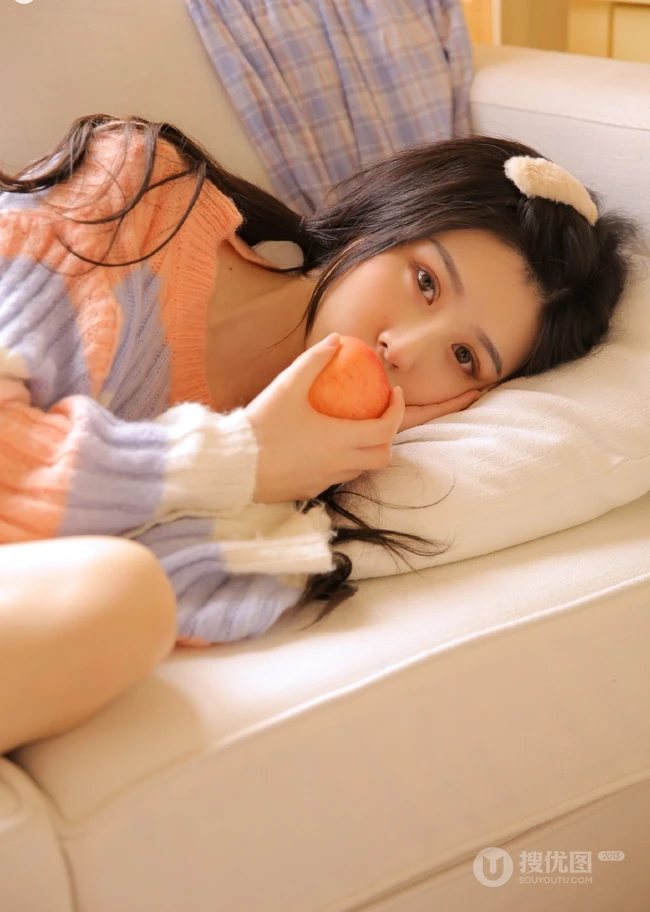 和最爱零食作伴的双马尾清甜少女毛衣短裤室内写真