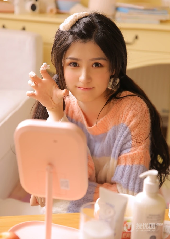 和最爱零食作伴的双马尾清甜少女毛衣短裤室内写真