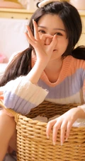 和最爱零食作伴的双马尾清甜少女毛衣短裤室内写真