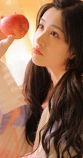和最爱零食作伴的双马尾清甜少女毛衣短裤室内写真