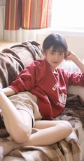 一个人的时候怎么都行，俏皮短裤少女居家悠闲写真图片