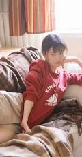 一个人的时候怎么都行，俏皮短裤少女居家悠闲写真图片