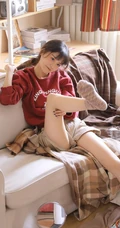 一个人的时候怎么都行，俏皮短裤少女居家悠闲写真图片