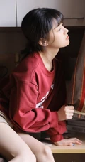 一个人的时候怎么都行，俏皮短裤少女居家悠闲写真图片
