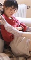 一个人的时候怎么都行，俏皮短裤少女居家悠闲写真图片
