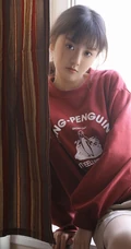 一个人的时候怎么都行，俏皮短裤少女居家悠闲写真图片