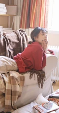 一个人的时候怎么都行，俏皮短裤少女居家悠闲写真图片