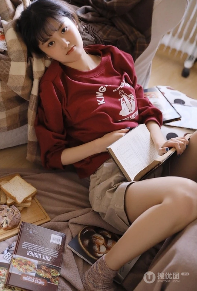 一个人的时候怎么都行，俏皮短裤少女居家悠闲写真图片