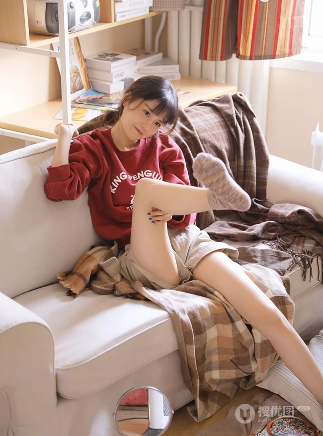 一个人的时候怎么都行，俏皮短裤少女居家悠闲写真图片