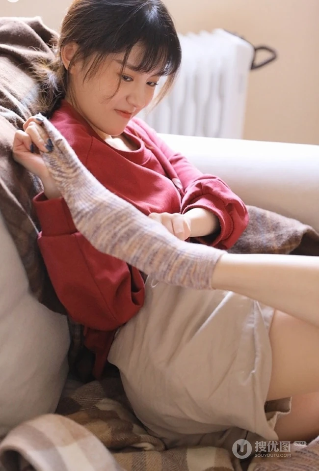 一个人的时候怎么都行，俏皮短裤少女居家悠闲写真图片