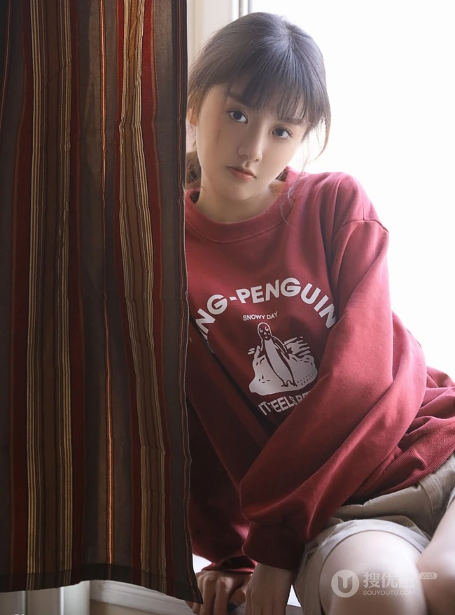 一个人的时候怎么都行，俏皮短裤少女居家悠闲写真图片
