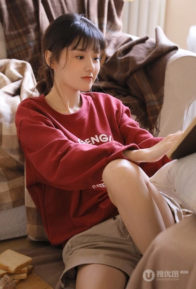 一个人的时候怎么都行，俏皮短裤少女居家悠闲写真图片