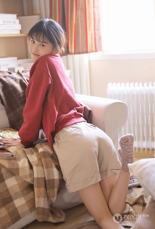 一个人的时候怎么都行，俏皮短裤少女居家悠闲写真图片