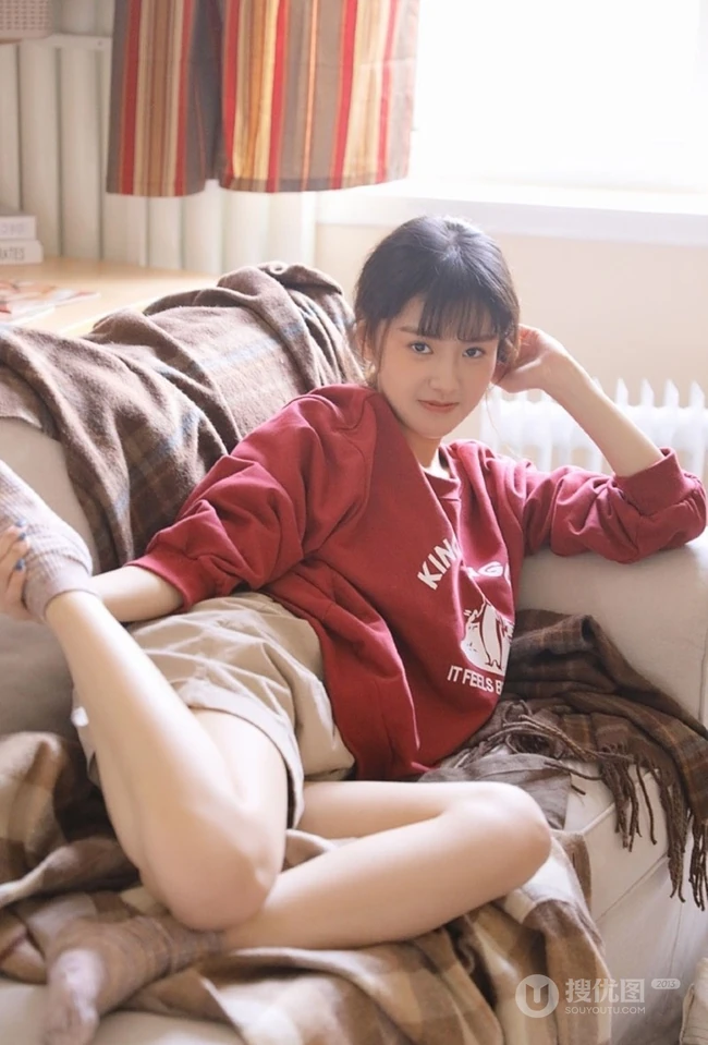 一个人的时候怎么都行，俏皮短裤少女居家悠闲写真图片