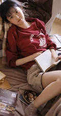 一个人的时候怎么都行，俏皮短裤少女居家悠闲写真图片