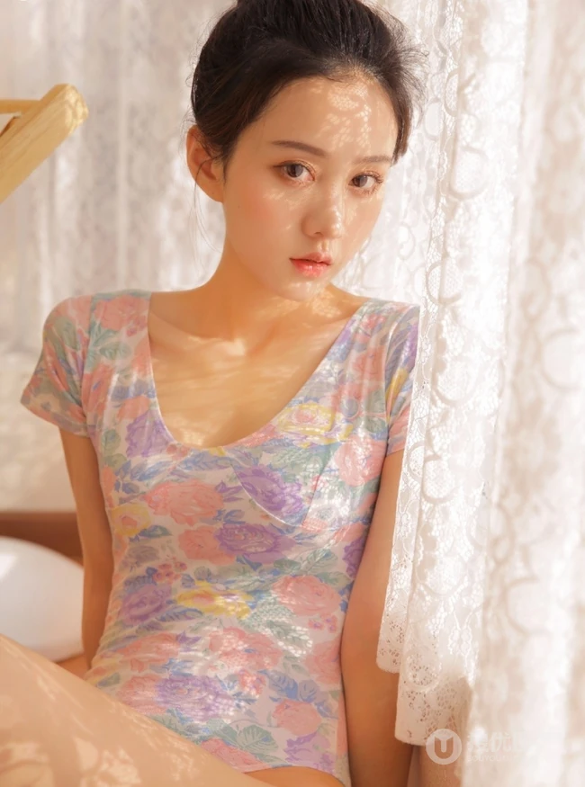 精选高颜值的美丽丸子头少女，清新清新死库水动人室内写真图片