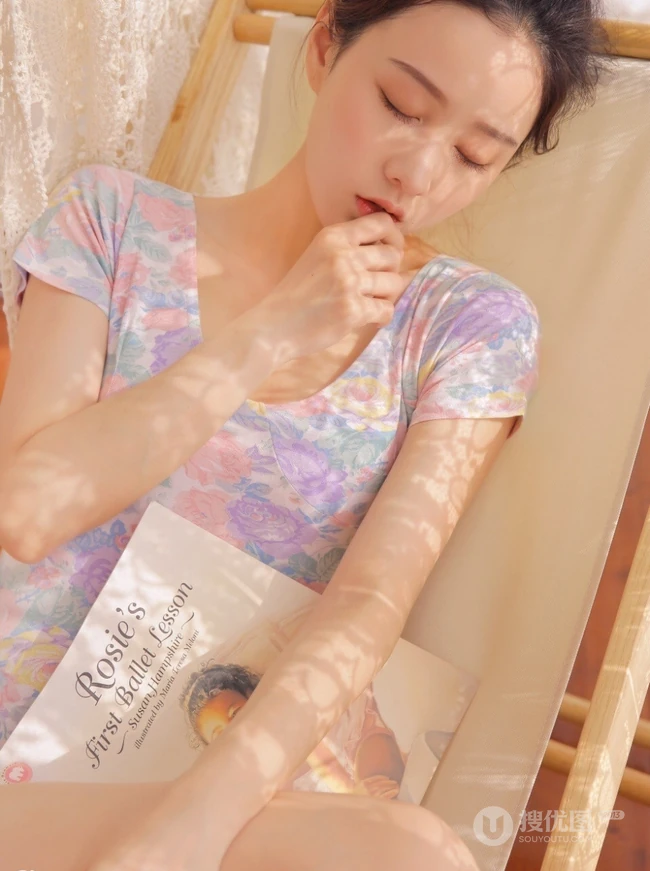 精选高颜值的美丽丸子头少女，清新清新死库水动人室内写真图片