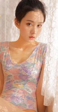 精选高颜值的美丽丸子头少女，清新清新死库水动人室内写真图片