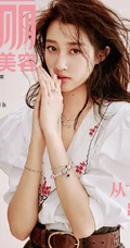 关晓彤气质瑞丽杂志写真，卷发散乱，慵懒的感觉超魅力