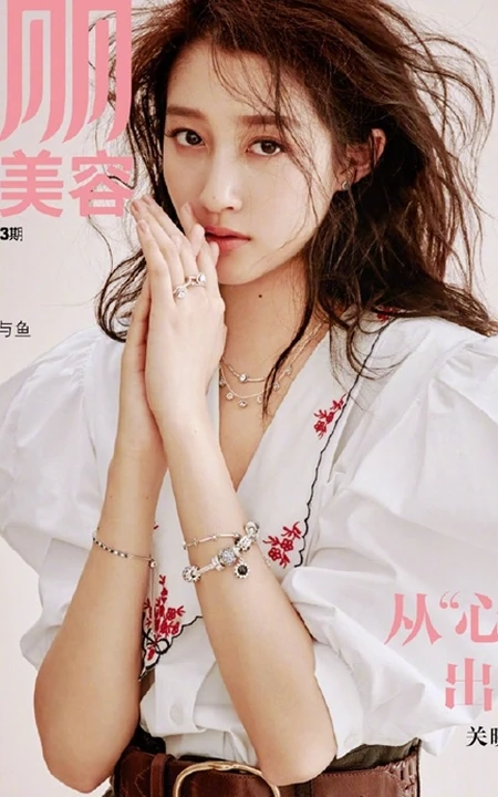 关晓彤气质瑞丽杂志写真，卷发散乱，慵懒的感觉超魅力