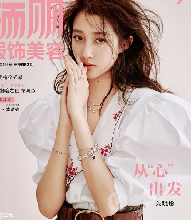 关晓彤气质瑞丽杂志写真，卷发散乱，慵懒的感觉超魅力