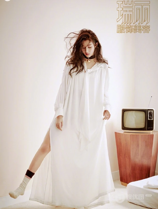 关晓彤气质瑞丽杂志写真，卷发散乱，慵懒的感觉超魅力