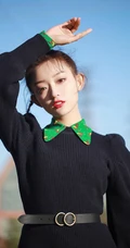 俏丽伊人罗予彤丸子头造型现身街头，干练套装着身，清爽怡人