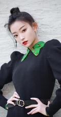 俏丽伊人罗予彤丸子头造型现身街头，干练套装着身，清爽怡人