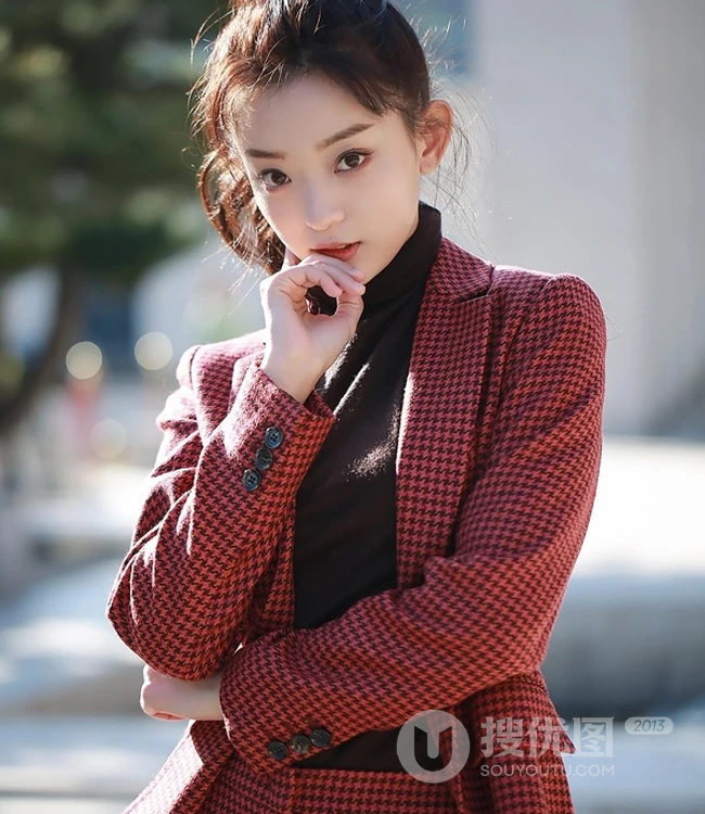 俏丽伊人罗予彤丸子头造型现身街头，干练套装着身，清爽怡人