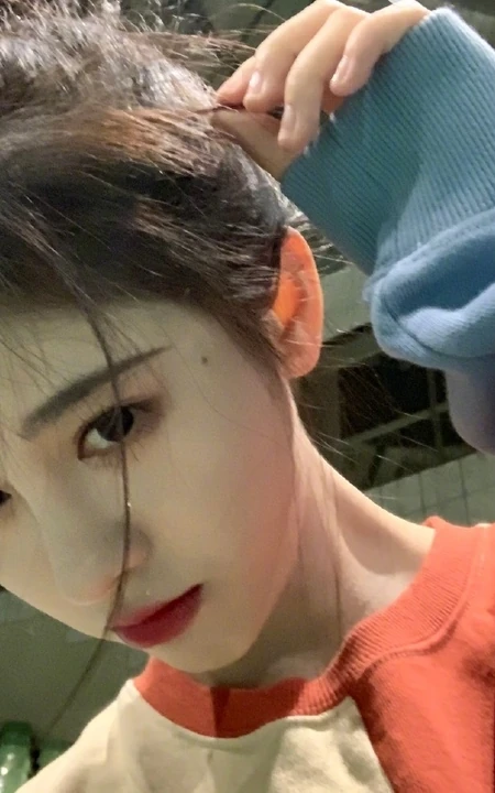 鞠婧祎微博分享爱自拍照，配文称：炸毛炸成这样倒也是没必要