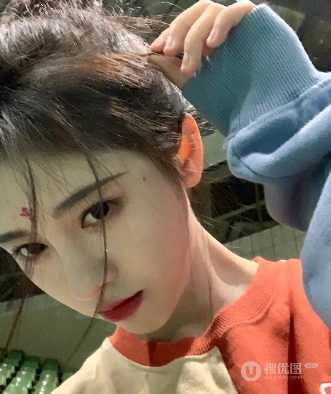 鞠婧祎微博分享爱自拍照，配文称：炸毛炸成这样倒也是没必要