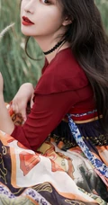 户外穿花摆裙的长发美女摄影手机壁纸