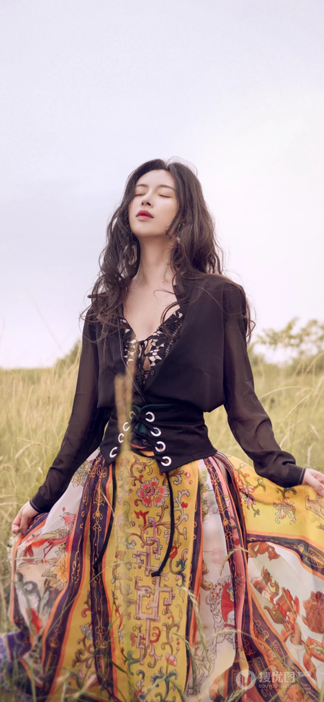 户外穿花摆裙的长发美女摄影手机壁纸