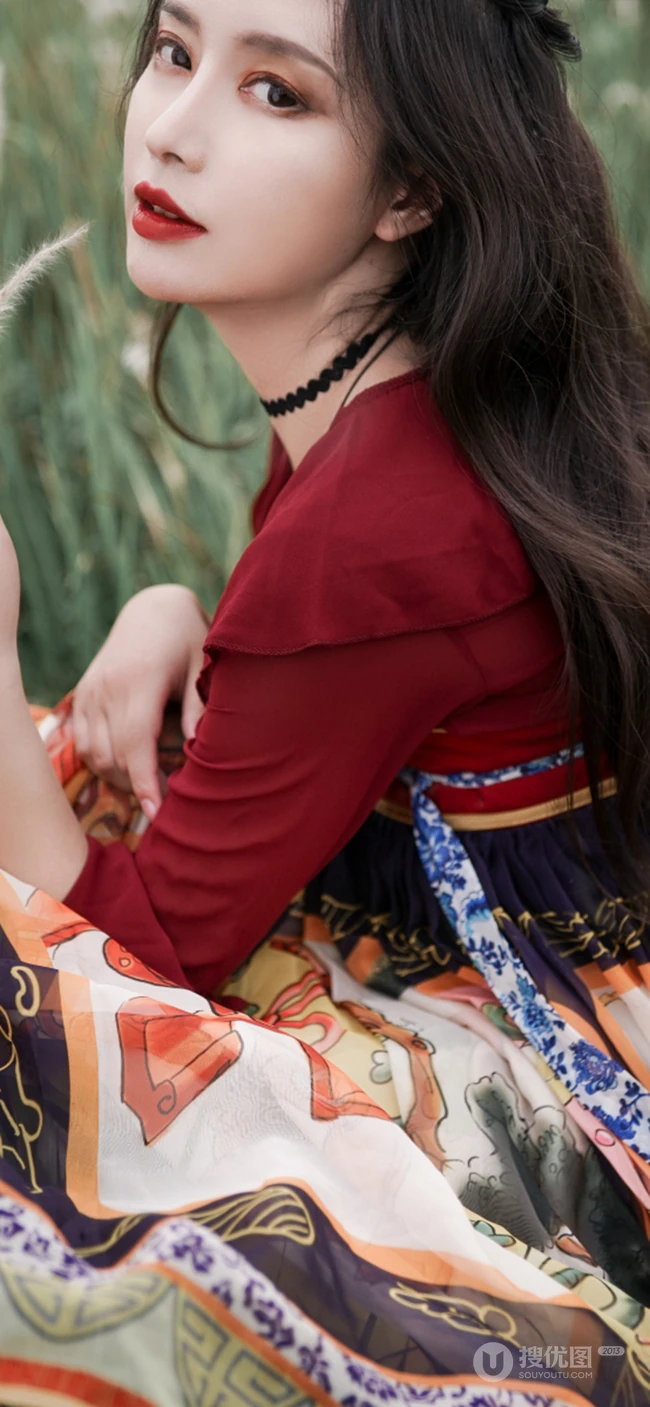户外穿花摆裙的长发美女摄影手机壁纸