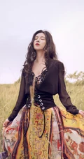 户外穿花摆裙的长发美女摄影手机壁纸