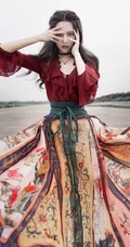 户外穿花摆裙的长发美女摄影手机壁纸