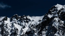 唯美的雪山山脉高清2K屏幕电脑壁纸