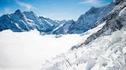 唯美的雪山山脉高清2K屏幕电脑壁纸