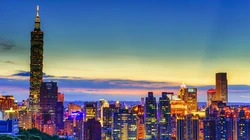 城市上空的紫色灯光唯美城市壁纸
