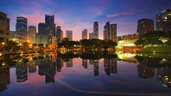 城市上空的紫色灯光唯美城市壁纸