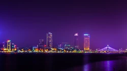 城市上空的紫色灯光唯美城市壁纸