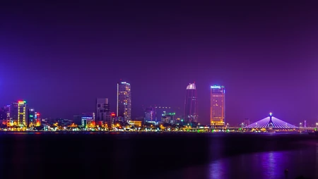 城市上空的紫色灯光唯美城市壁纸