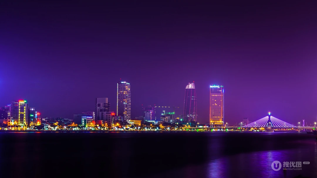 城市上空的紫色灯光唯美城市壁纸