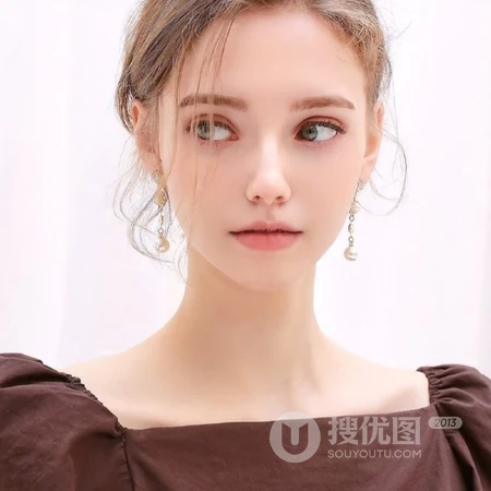 短卷发的欧女生头像图片