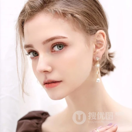 短卷发的欧女生头像图片