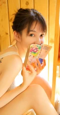 喜欢叮当猫漫画的清纯肩带背心丸子头短裤少女室内写真