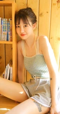 喜欢叮当猫漫画的清纯肩带背心丸子头短裤少女室内写真